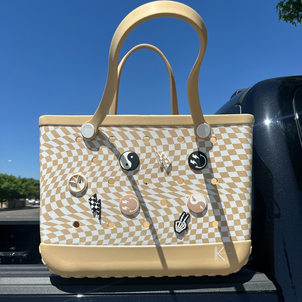 ✨SOLD✨Bogg style tote bag. Sold out everywhere